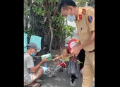 Chốt CSGT đặt thêm cơm trưa mỗi ngày cho 2 cha con bảo vệ thất nghiệp 