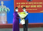 Lễ kết nạp Đảng cho một thầy giáo ngay tại điểm tiêm vaccine