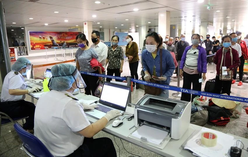 TP.HCM kiến nghị tạm ngưng khai báo y tế khi nhập cảnh tại sân bay Tân Sơn Nhất. Ảnh: HOÀNG GIANG TP.HCM kiến nghị tạm ngưng khai báo y tế khi nhập cảnh tại sân bay Tân Sơn Nhất. Ảnh: HOÀNG GIANG