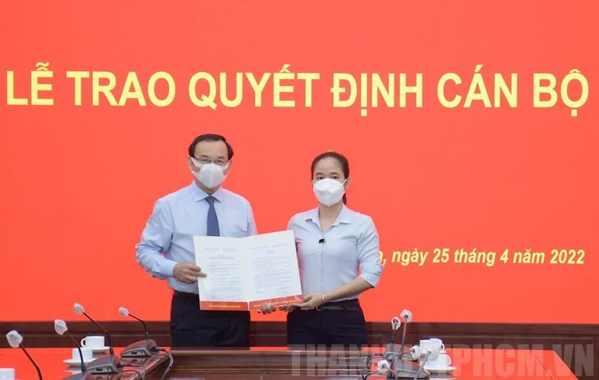Bí thư Thành uỷ TP.HCM Nguyễn Văn Nên trao quyết định cho bà Lê Thị Hờ Rin. Ảnh: Thành uỷ TP.HCM Bí thư Thành uỷ TP.HCM Nguyễn Văn Nên trao quyết định cho bà Lê Thị Hờ Rin. Ảnh: Thành uỷ TP.HCM