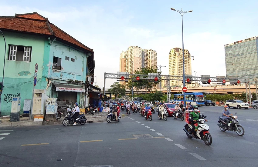 Giao lộ Võ Văn Kiệt - Ký Con nơi xảy ra sự việc. Ảnh: HOÀNG KIM Giao lộ Võ Văn Kiệt - Ký Con nơi xảy ra sự việc. Ảnh: HOÀNG KIM