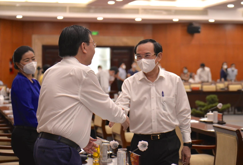 Bí thư Thành uỷ TP.HCM Nguyễn Văn Nên trao đổi với các đại biểu trước buổi khai mạc. Ảnh: KHÁNH TRÀ Bí thư Thành uỷ TP.HCM Nguyễn Văn Nên trao đổi với các đại biểu trước buổi khai mạc. Ảnh: KHÁNH TRÀ