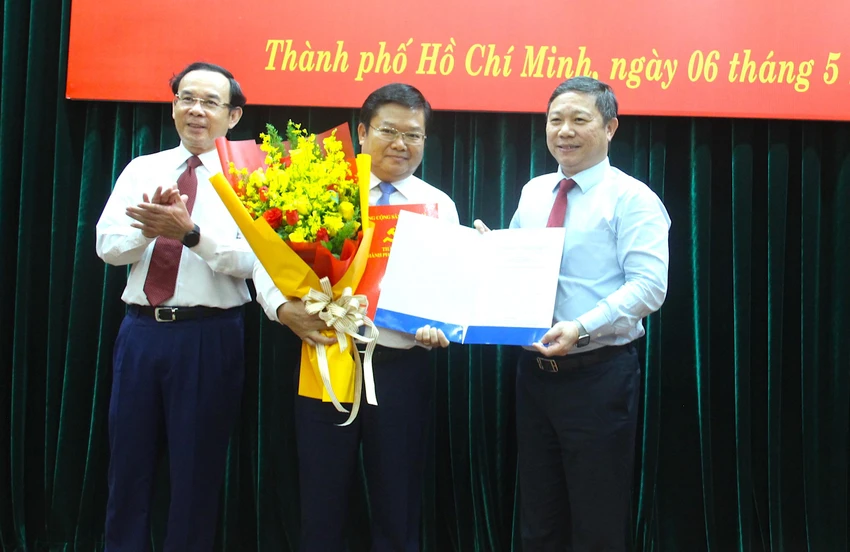 Bí thư Thành uỷ TP.HCM Nguyễn Văn Nên trao quyết định cho ông Lê Văn Thinh. Ảnh: LÊ THOA Bí thư Thành uỷ TP.HCM Nguyễn Văn Nên trao quyết định cho ông Lê Văn Thinh. Ảnh: LÊ THOA