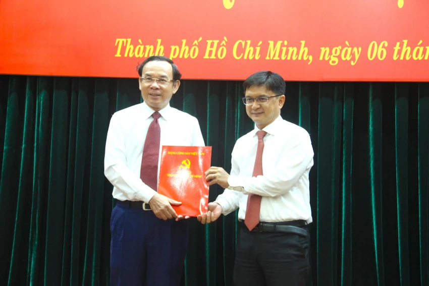 Bí thư Thành uỷ TP.HCM Nguyễn Văn Nên trao quyết định cho ông Nguyễn Mạnh Cường. Ảnh: LÊ THOA Bí thư Thành uỷ TP.HCM Nguyễn Văn Nên trao quyết định cho ông Nguyễn Mạnh Cường. Ảnh: LÊ THOA