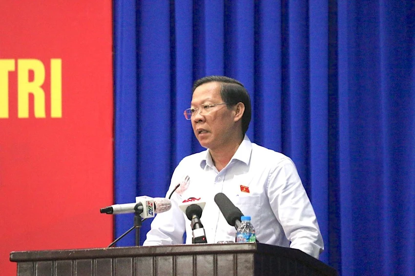 Chủ tịch UBND TP.HCM Phan Văn Mãi trả lời ý kiến cử tri. Ảnh: MINH TÂM Chủ tịch UBND TP.HCM Phan Văn Mãi trả lời ý kiến cử tri. Ảnh: MINH TÂM