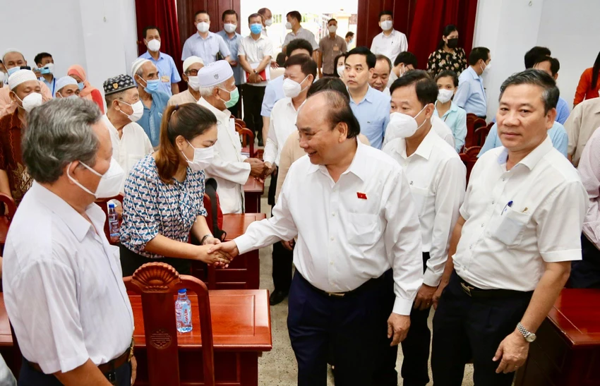 Chủ tịch nước Nguyễn Xuân Phúc hỏi thăm cử tri quận 5, 8, 11, trước thềm buổi tiếp xúc. Ảnh: HOÀNG GIANG