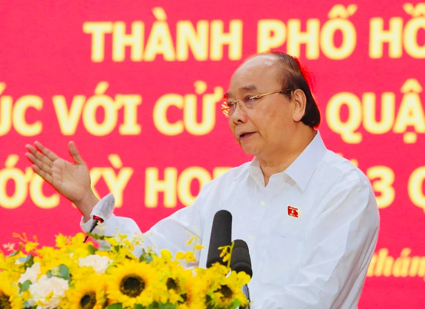 Chủ tịch nước Nguyễn Xuân Phúc trao đổi với cử tri. Ảnh: HOÀNG GIANG