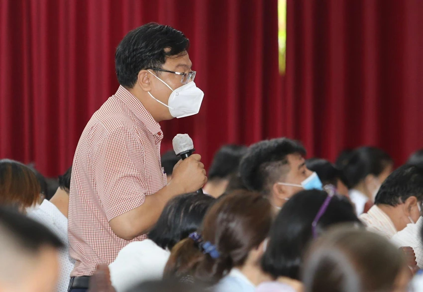 Cử tri Ngũ Nam, quận 11, nêu ý kiến về biển Đông. Ảnh: HOÀNG GIANG