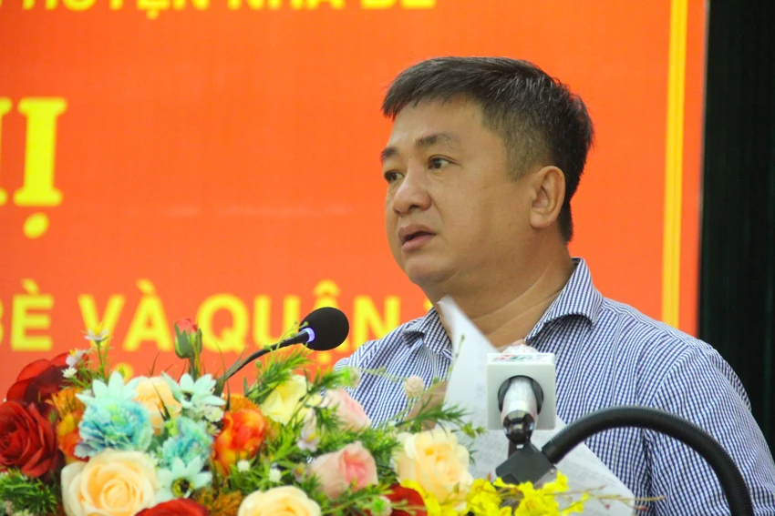 Ông Đặng Phú Thành, Phó Giám đốc Sở Xây dựng TP.HCM, trao đổi với cử tri. Ảnh: LÊ THOA Ông Đặng Phú Thành, Phó Giám đốc Sở Xây dựng TP.HCM, trao đổi với cử tri. Ảnh: LÊ THOA