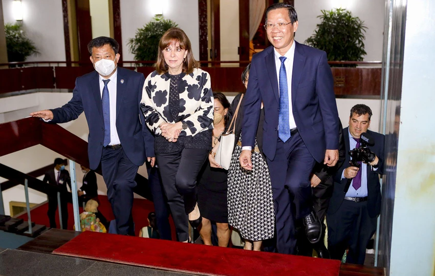 Chủ tịch UBND TP.HCM Phan Văn Mãi tiếp bà Katerina Sakellaropoulou, Tổng thống Hy Lạp tại hội trường Thống Nhất. Ảnh: NGUYỆT NHI