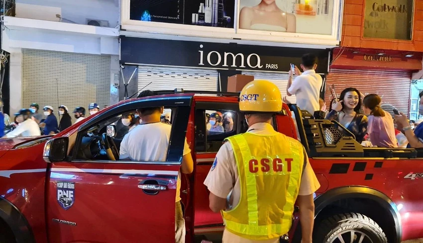 CSGT TP.HCM xử phạt xe ô tô chở người trên thùng xe. Ảnh: PC08 CSGT TP.HCM xử phạt xe ô tô chở người trên thùng xe. Ảnh: PC08