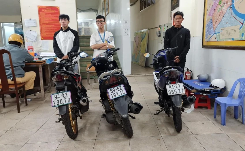 Cảnh sát giao thông TP.HCM xử phạt ba xe dẫn đầu đoàn "đi bão". Ảnh: PC08 Cảnh sát giao thông TP.HCM xử phạt ba xe dẫn đầu đoàn "đi bão". Ảnh: PC08