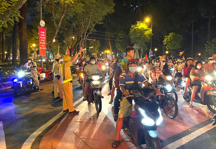 CSGT TP.HCM điều tiết để người dân được ăn mừng chiến thắng, tối 22-5. Ảnh: MINH VƯƠNG CSGT TP.HCM điều tiết để người dân được ăn mừng chiến thắng, tối 22-5. Ảnh: MINH VƯƠNG
