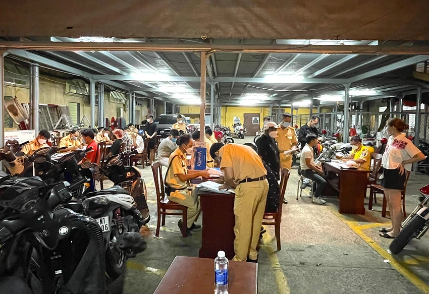 CSGT Bến Thành xử lý cả trăm người vi phạm đến tận rạng sáng 23-5. Ảnh: MINH VƯƠNG CSGT Bến Thành xử lý cả trăm người vi phạm đến tận rạng sáng 23-5. Ảnh: MINH VƯƠNG