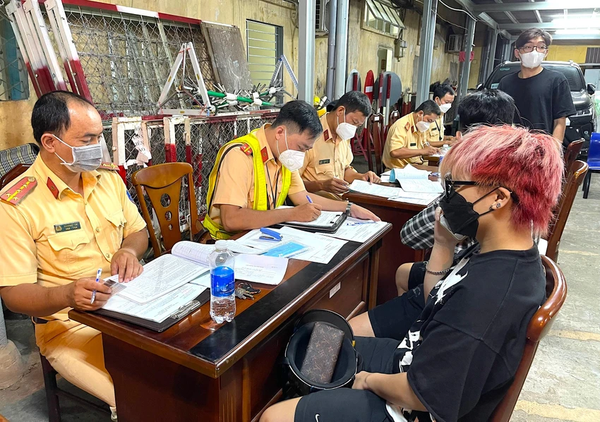 Nhiều thanh thiếu niên cố tình 'đi bão', vi phạm luật giao thông đã bị xử lý. Ảnh: MINH VƯƠNG Nhiều thanh thiếu niên cố tình 'đi bão', vi phạm luật giao thông đã bị xử lý. Ảnh: MINH VƯƠNG