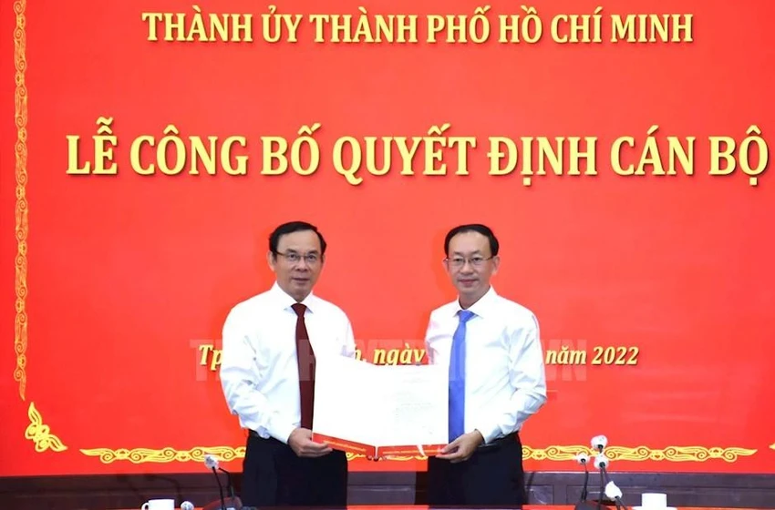Bí thư Thành ủy TP.HCM Nguyễn Văn Nên trao quyết định cho ông Nguyễn Quốc Thái. Ảnh: Thành uỷ TP.HCM
