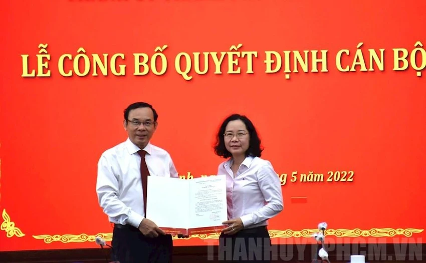 Bí thư Thành ủy TP.HCM Nguyễn Văn Nên trao quyết định cho bà Thái Thị Bích Liên. Ảnh: Thành uỷ TP.HCM