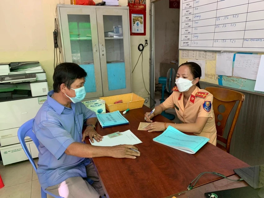 Tài xế đến trụ sở Đội CSGT Hàng Xanh làm việc. Ảnh: HÀNG XANH Tài xế đến trụ sở Đội CSGT Hàng Xanh làm việc. Ảnh: HÀNG XANH