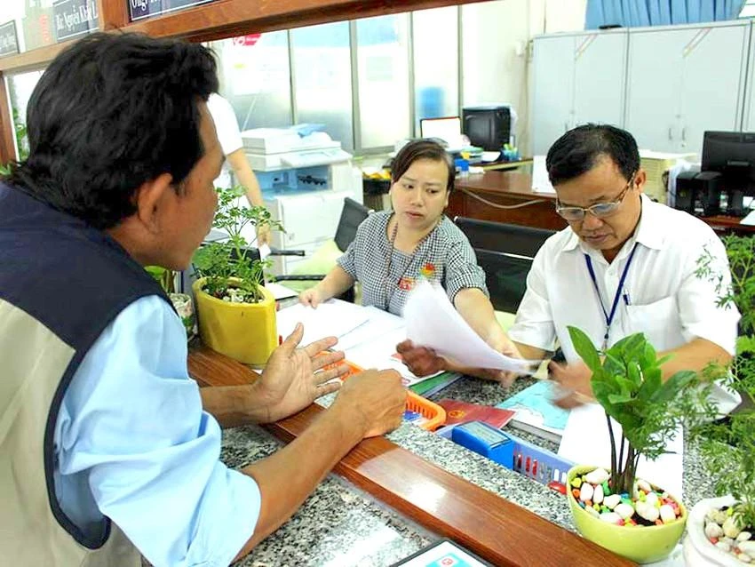 Cán bộ tư pháp phường Bình Hưng Hoà A, quận Bình Tân tất bật với các thủ tục sao y, trích lục cho người dân. Ảnh: LÊ THOA Cán bộ tư pháp phường Bình Hưng Hoà A, quận Bình Tân tất bật với các thủ tục sao y, trích lục cho người dân. Ảnh: LÊ THOA