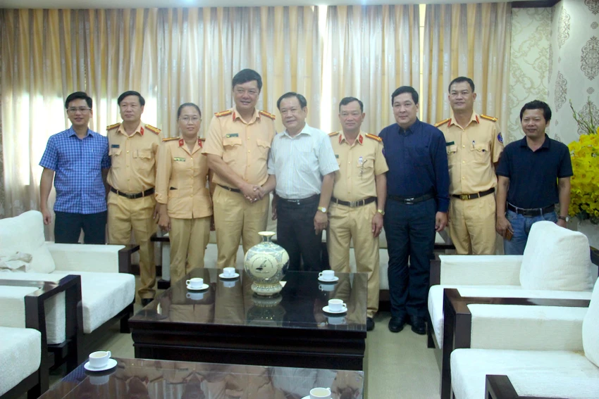 Phòng CSGT (PC08) Công an TP.HCM chúc mừng báo Pháp Luật TP.HCM. Ảnh: LÊ THOA Phòng CSGT (PC08) Công an TP.HCM chúc mừng báo Pháp Luật TP.HCM. Ảnh: LÊ THOA