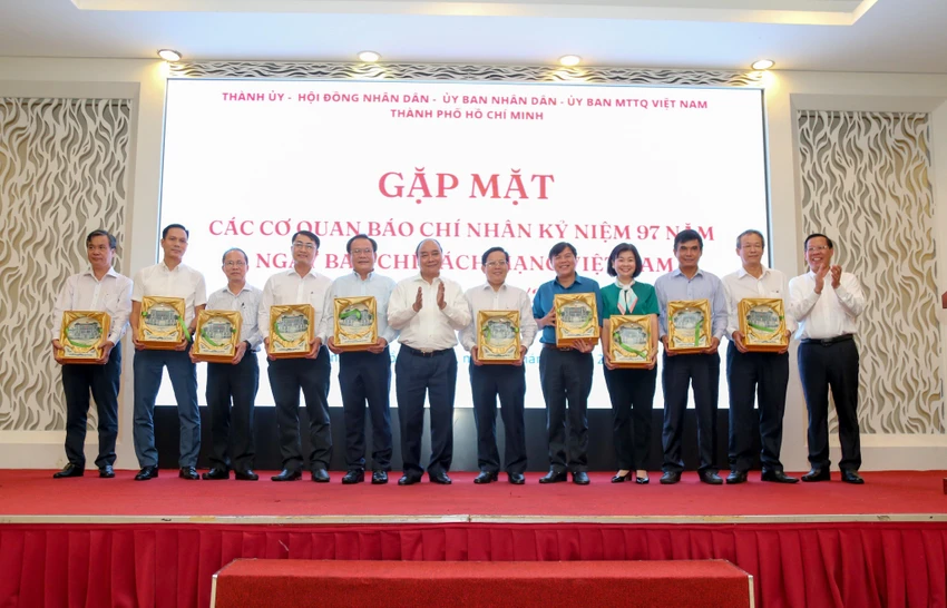 Chủ tịch nước Nguyễn Xuân Phúc và Chủ tịch UBND TP.HCM Phan Văn Mãi tặng quà và chúc mừng lãnh đạo các cơ quan báo chí TP.HCM. Ảnh: THU THẢO Chủ tịch nước Nguyễn Xuân Phúc và Chủ tịch UBND TP.HCM Phan Văn Mãi tặng quà và chúc mừng lãnh đạo các cơ quan báo chí TP.HCM. Ảnh: THU THẢO