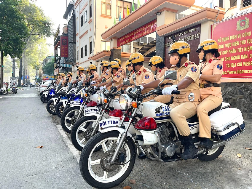 CSGT TP.HCM ra quân cao điểm vào sáng 20-6. Ảnh: MỸ DUYÊN CSGT TP.HCM ra quân cao điểm vào sáng 20-6. Ảnh: MỸ DUYÊN