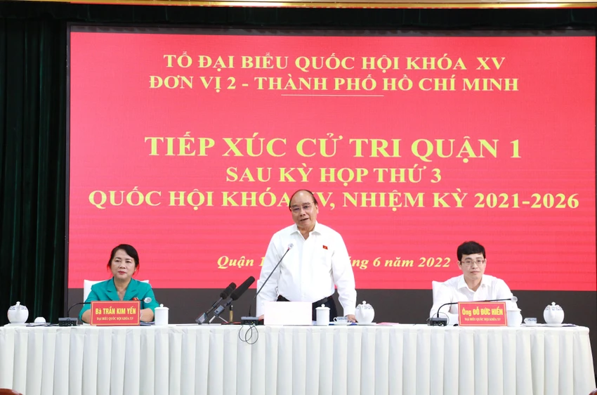 Chủ tịch nước Nguyễn Xuân Phúc cùng tổ đại biểu Quốc hội TP.HCM đơn vị 2 tiếp xúc với cử tri quận 1. Ảnh: NGUYỄN HẰNG Chủ tịch nước Nguyễn Xuân Phúc cùng tổ đại biểu Quốc hội TP.HCM đơn vị 2 tiếp xúc với cử tri quận 1. Ảnh: NGUYỄN HẰNG