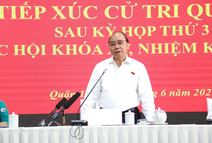 Chủ tịch nước Nguyễn Xuân Phúc trả lời cử tri quận 1. Ảnh: NGUYỄN HẰNG Chủ tịch nước Nguyễn Xuân Phúc trả lời cử tri quận 1. Ảnh: NGUYỄN HẰNG