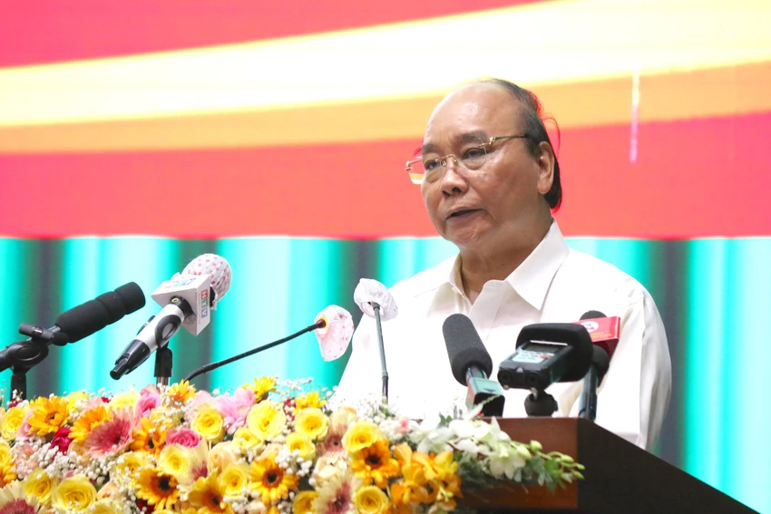 Chủ tịch nước Nguyễn Xuân Phúc trao đổi với cử tri. Ảnh: NGÂN PHẠM Chủ tịch nước Nguyễn Xuân Phúc trao đổi với cử tri. Ảnh: NGÂN PHẠM