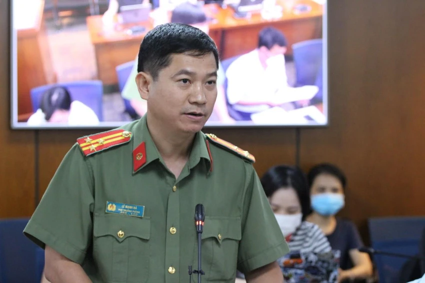 Thượng tá Lê Mạnh Hà, Phó Trưởng phòng tham mưu (PV01) Công an TP.HCM, thông tin tại buổi họp báo. Ảnh: NGUYỄN NHÂN Thượng tá Lê Mạnh Hà, Phó Trưởng phòng tham mưu (PV01) Công an TP.HCM, thông tin tại buổi họp báo. Ảnh: NGUYỄN NHÂN