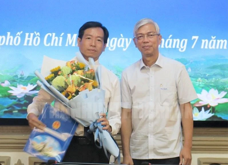 Phó Chủ tịch UBND TP.HCM Võ Văn Hoan trao quyết định cho ông Nguyễn Thanh Hiền. Ảnh: WEBSITE THÀNH UỶ Phó Chủ tịch UBND TP.HCM Võ Văn Hoan trao quyết định cho ông Nguyễn Thanh Hiền. Ảnh: WEBSITE THÀNH UỶ