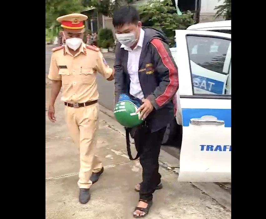CSGT đưa cán bộ coi thi đến trường bằng ô tô đặc chủng. Ảnh: ĐA PHƯỚC