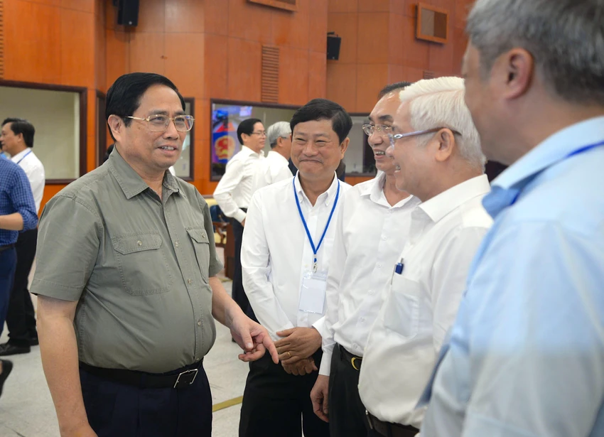 Thủ tướng Phạm Minh Chính trao đổi với các đại biểu bên lề hội nghị. Ảnh: KHÁNH TRÀ Thủ tướng Phạm Minh Chính trao đổi với các đại biểu bên lề hội nghị. Ảnh: KHÁNH TRÀ