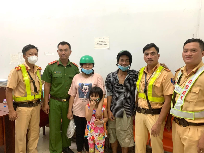 CSGT An Lạc và Công an xã Tân Kiên tìm được cha mẹ cháu bé. Ảnh: AN LẠC CSGT An Lạc và Công an xã Tân Kiên tìm được cha mẹ cháu bé. Ảnh: AN LẠC