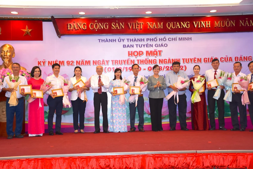 Trưởng ban Tuyên giáo Thành uỷ TP.HCM Phan Nguyễn Như Khuê, nguyên Phó Bí thư Thành uỷ TP Nguyễn Thị Quyết Tâm, trao kỷ niệm chương cho các cán bộ tuyên giáo. Ảnh: N.NAM