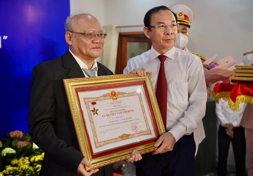 Bí thư Thành uỷ TP.HCM Nguyễn Văn Nên trao quyết định truy tặng danh hiệu "Bà Mẹ Việt Nam anh hùng" cho gia đình Mẹ Đặng Thị Lụa. Ảnh: NGUYỆT NHI