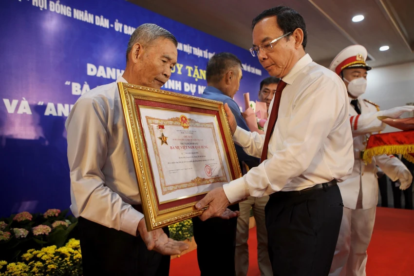 Bí thư Thành uỷ TP.HCM Nguyễn Văn Nên trao quyết định truy tặng danh hiệu "Bà Mẹ Việt Nam anh hùng" cho gia đình Mẹ Nguyễn Thị Hương. Ảnh: NGUYỆT NHI