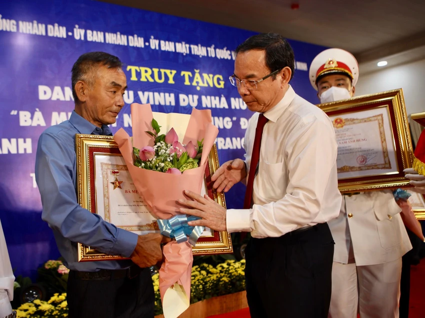 Bí thư Thành uỷ TP.HCM Nguyễn Văn Nên trao quyết định truy tặng danh hiệu "Bà Mẹ Việt Nam anh hùng" cho gia đình Mẹ Phạm Thị Thạch. Ảnh: NGUYỆT NHI