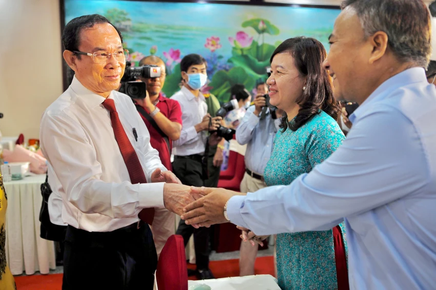 Bí thư Thành uỷ TP.HCM Nguyễn Văn Nên thăm hỏi gia đình các Mẹ và các đại biểu tham dự buổi lễ. Ảnh: NGUYỆT NHI
