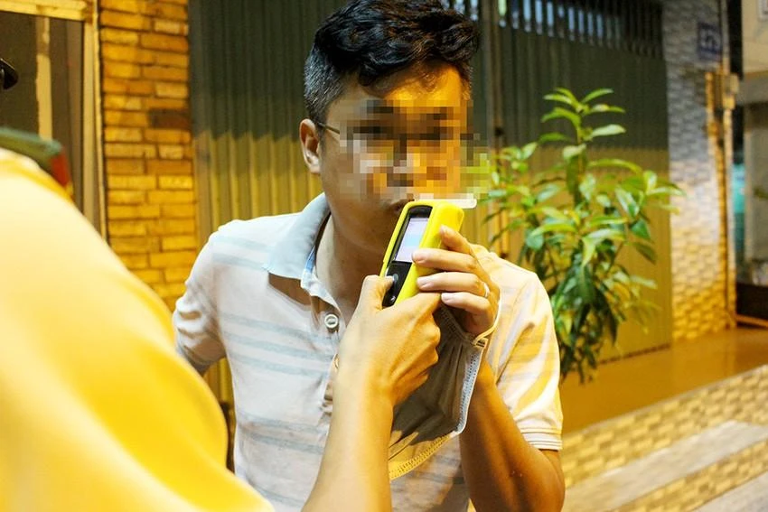 CSGT TP.HCM xử phạt hơn 6.000 vi phạm nồng độ cồn. Ảnh: LÊ THOA CSGT TP.HCM xử phạt hơn 6.000 vi phạm nồng độ cồn. Ảnh: LÊ THOA