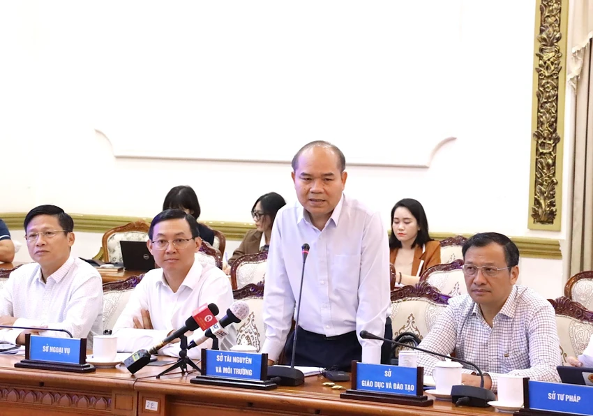 Ông Lê Văn Bảy, Phó Giám đốc Sở TN&MT TP.HCM, phát biểu tại cuộc họp. Ảnh: TTBC Ông Lê Văn Bảy, Phó Giám đốc Sở TN&MT TP.HCM, phát biểu tại cuộc họp. Ảnh: TTBC