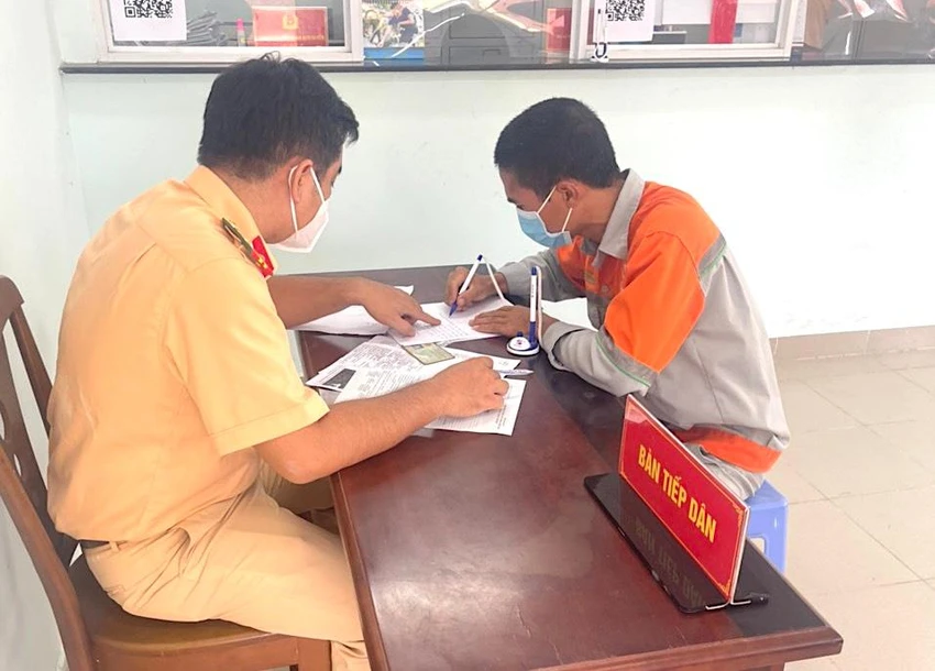 CSGT Nam Sài Gòn lập biên bản đối với tài xế vi phạm. Ảnh: NSG