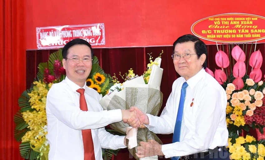 Thường trực Ban Bí thư Võ Văn Thưởng chúc mừng nguyên Chủ tịch nước Trương Tấn Sang. Ảnh: Website Thành uỷ TP.HCM Thường trực Ban Bí thư Võ Văn Thưởng chúc mừng nguyên Chủ tịch nước Trương Tấn Sang. Ảnh: Website Thành uỷ TP.HCM