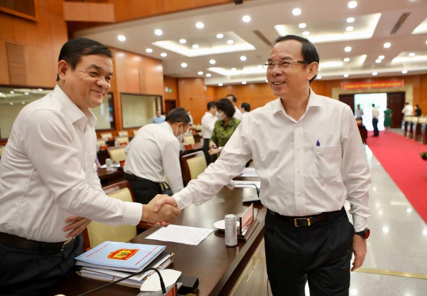 Bí thư Thành uỷ TP.HCM Nguyễn Văn Nên trao đổi với đại biểu bên lề hội nghị. Ảnh: NGUYỆT NHI Bí thư Thành uỷ TP.HCM Nguyễn Văn Nên trao đổi với đại biểu bên lề hội nghị. Ảnh: NGUYỆT NHI