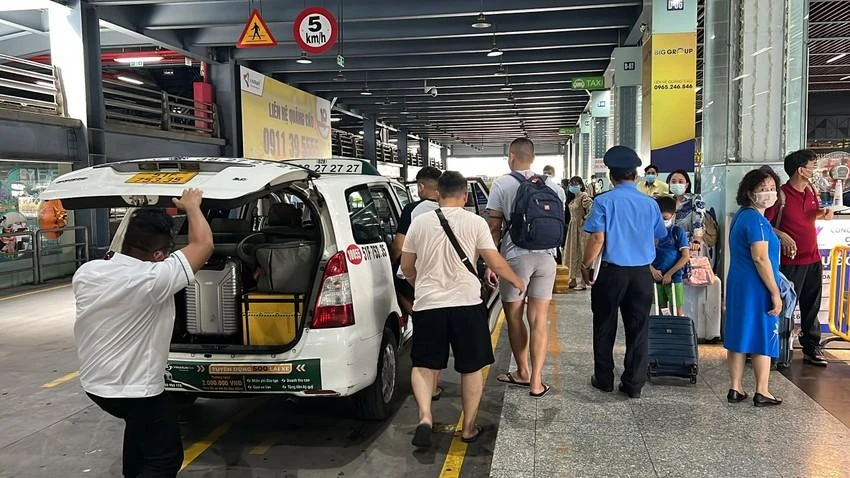 UBND TP.HCM có chỉ đạo khẩn về tổ chức giao thông tại sân bay Tân Sơn Nhất. Ảnh: ĐÀO TRANG UBND TP.HCM có chỉ đạo khẩn về tổ chức giao thông tại sân bay Tân Sơn Nhất. Ảnh: ĐÀO TRANG