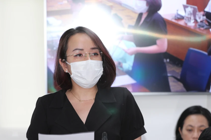 Phó Chánh Văn phòng Sở Y tế TP.HCM Lê Thiện Quỳnh Như thông tin tại họp báo. Ảnh: NGUYỄN NHÂN
