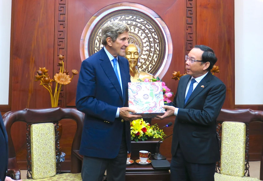 Bí thư Thành ủy TP.HCM Nguyễn Văn Nên tặng bánh trung thu cho ông John Kerry, Đặc phái viên của Tổng thống Hoa Kỳ. Ảnh: MINH HIỆP Bí thư Thành ủy TP.HCM Nguyễn Văn Nên tặng bánh trung thu cho ông John Kerry, Đặc phái viên của Tổng thống Hoa Kỳ. Ảnh: MINH HIỆP