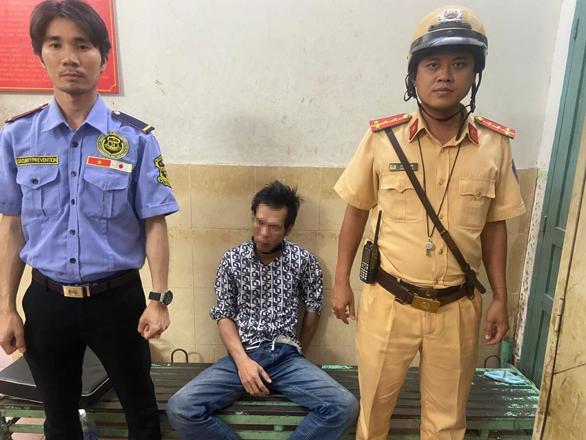 Đại úy Trần Hoài Nam, cán bộ Đội CSGT Bến Thành đưa người đàn ông về trụ sở công an phường. Ảnh: PC08 Đại úy Trần Hoài Nam, cán bộ Đội CSGT Bến Thành đưa người đàn ông về trụ sở công an phường. Ảnh: PC08