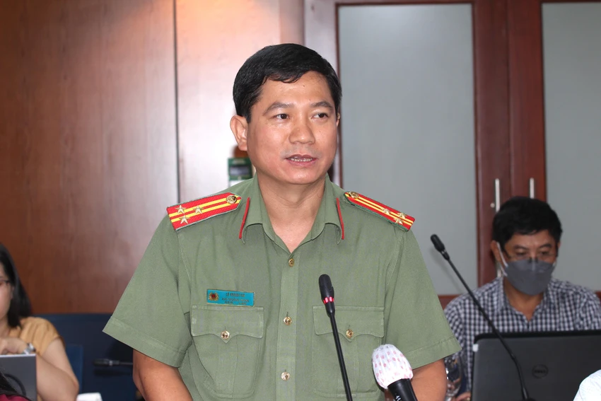 Thượng tá Lê Mạnh Hà, Phó Trưởng phòng Tham mưu (PV01) Công an TP.HCM, thông tin tại họp báo. Ảnh: NGUYỄN NHÂN Thượng tá Lê Mạnh Hà, Phó Trưởng phòng Tham mưu (PV01) Công an TP.HCM, thông tin tại họp báo. Ảnh: NGUYỄN NHÂN