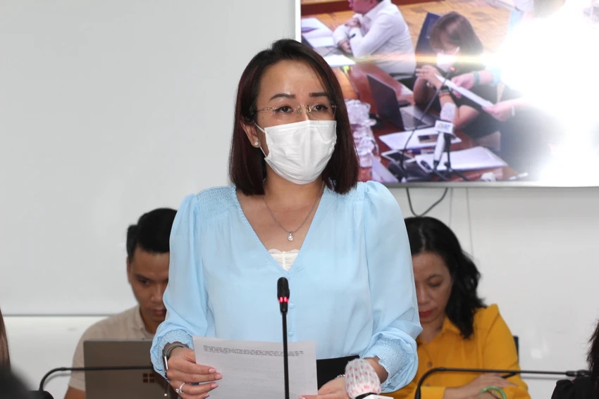 Bà Lê Thiện Quỳnh Như, Phó Chánh Văn phòng Sở Y tế TP.HCM, trả lời tại họp báo. Ảnh: NGUYỄN NHÂN Bà Lê Thiện Quỳnh Như, Phó Chánh Văn phòng Sở Y tế TP.HCM, trả lời tại họp báo. Ảnh: NGUYỄN NHÂN